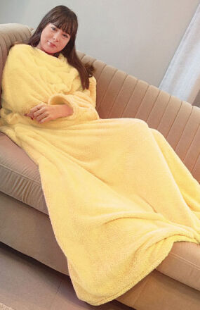 Koc z rękawami żółty