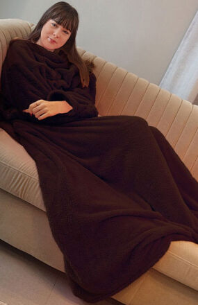 Koc z rękawami czekolada